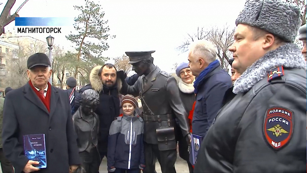 Бронзовый милиционер появился в сквере металлургов
