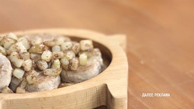 Свиные медальоны с грушевым чатни