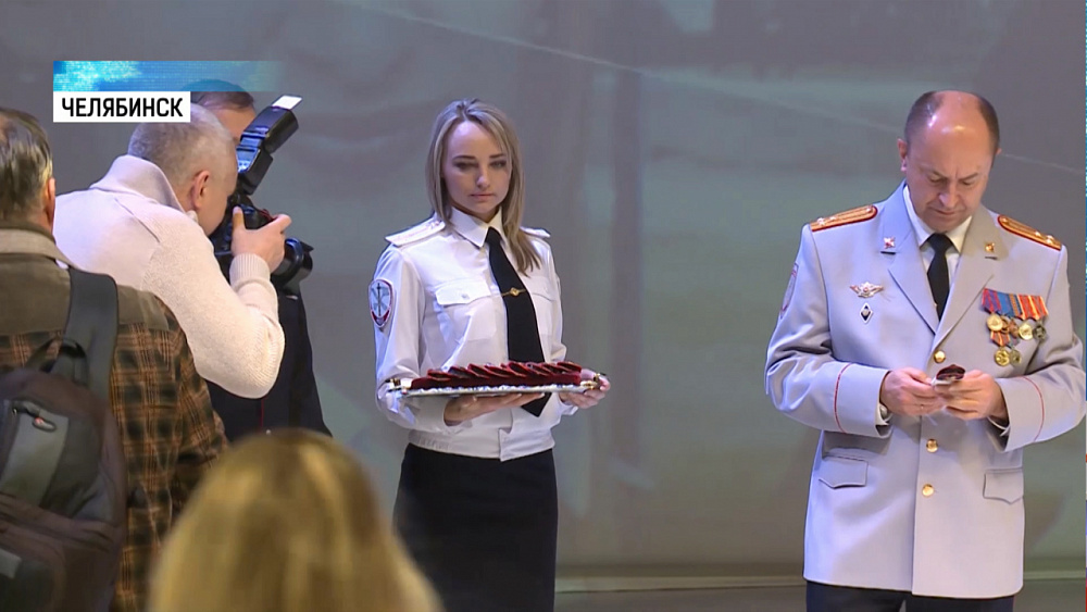 Евгений Тефтелев поздравил сотрудников полиции