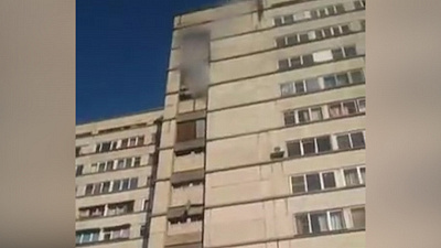 Горящее общежитие сняли на видео очевидцы