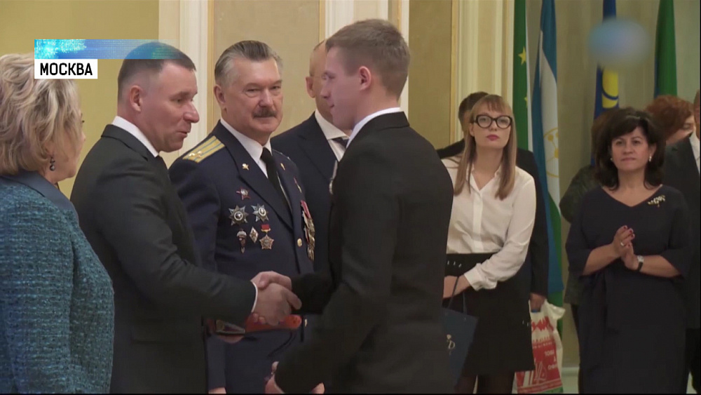 Школьника, спасшего тонущих детей, наградили в Москве