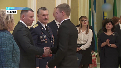 Школьника, спасшего тонущих детей, наградили в Москве