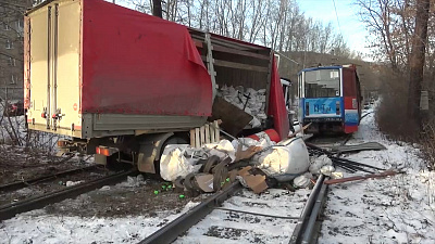 Жуткая авария с большегрузом попала на видео