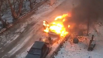 Горящий автомобиль разбудил жителей Златоуста