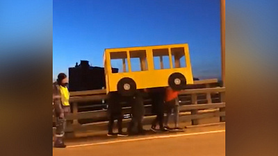 Жители Владивостока притворились автобусом и попали на видео