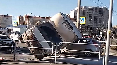 На улице Овчинникова ГАЗель упала на легковушку