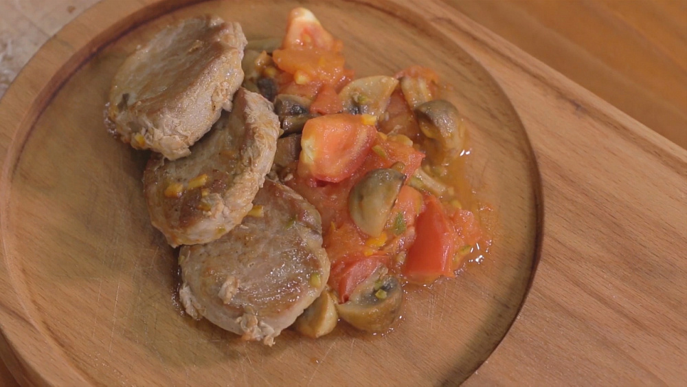 Свиные медальоны с грибами и помидорами