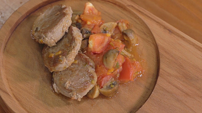 Свиные медальоны с грибами и помидорами