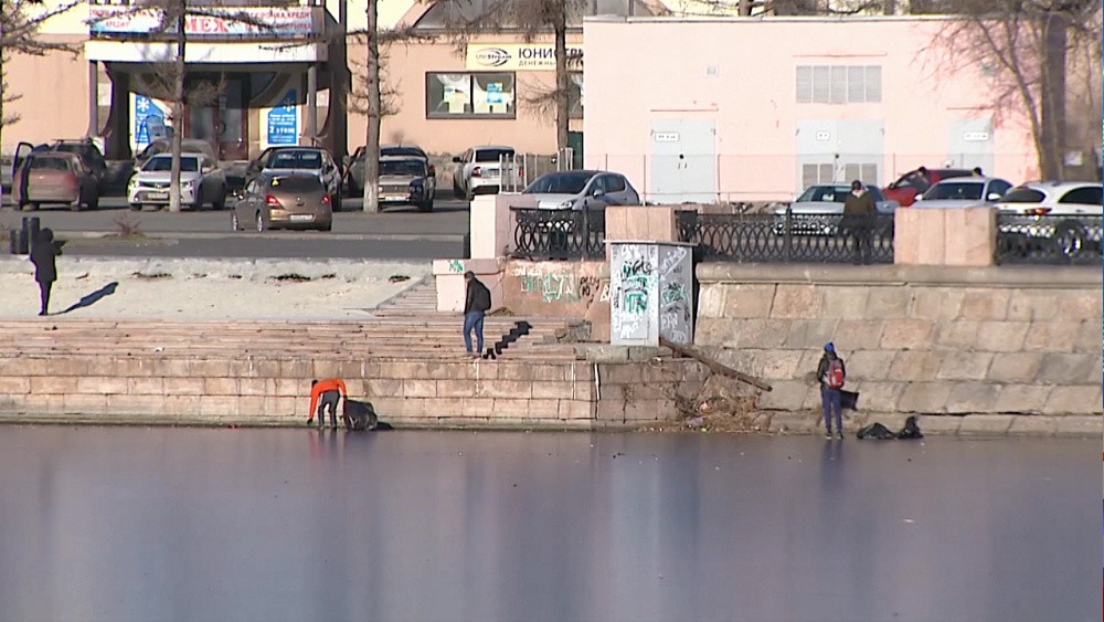 Общественники чистят реку Миасс