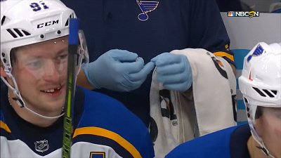 Российский хоккеист Тарасенко лишился зуба, подобрал его, а после — продолжил играть. ВИДЕО