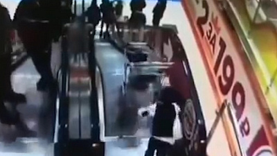 Тележка с маленьким мальчиком упала с эскалатора и попала на видео