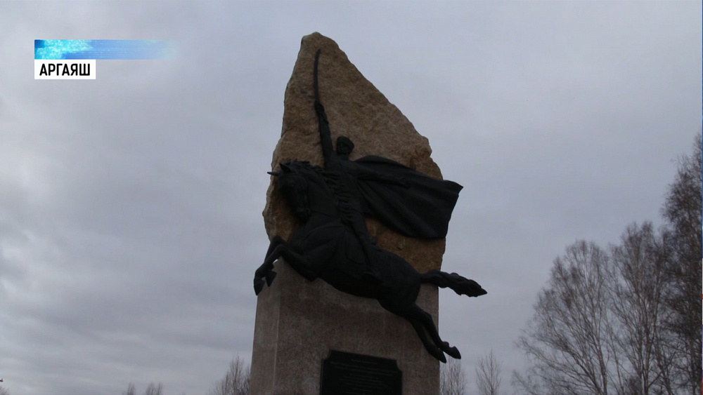 В Аргаяше открыли памятник Всадникам Победы