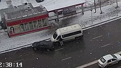 Драка маршрутчика с автомобилистом у ледовой арены «Трактор» попала на видео