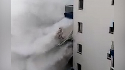 Гигантские волны сносят балконы на Тенерифе. ВИДЕО