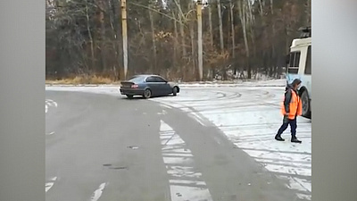 Лихача, дрифтующего на транспортной стоянке, снял водитель троллейбуса