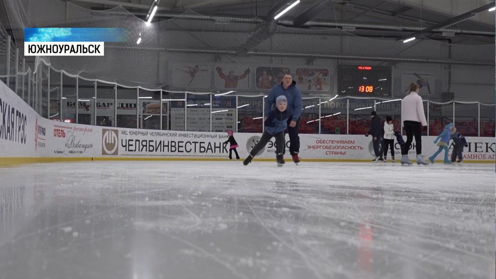 В ледовой арене учат фигуристов и хоккеистов