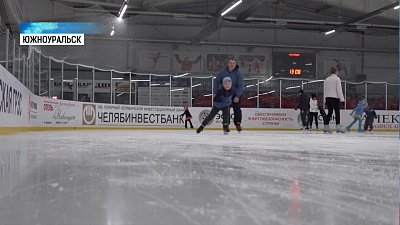 В ледовой арене учат фигуристов и хоккеистов