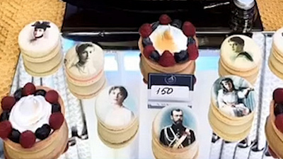 Пирожными с лицами семьи Романовых накормили гостей фуршета