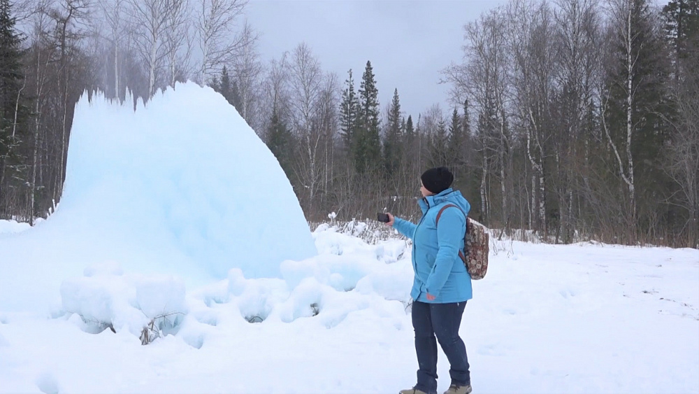 Ледяной фонтан начал расти на «Зюраткуле»