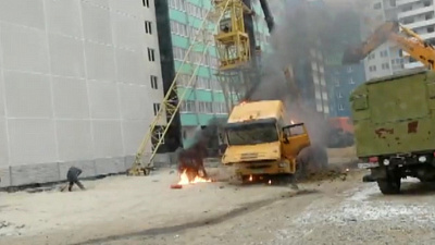 Горящий грузовик на улице Бейвеля сняли очевидцы