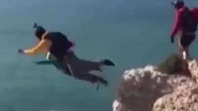 Смертельный прыжок экстремала с парашютом попал на видео 