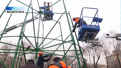 Новогодние ёлки ставят на площадях и в скверах
