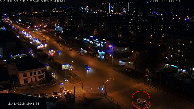 Авария на перекрестке улиц Чайковского и Братьев Кашириных из-за маршрутного такси попала на видео