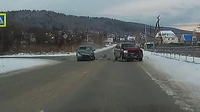 Видеорегистратор зафиксировал момент жесткого столкновения двух легковушек