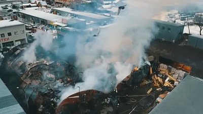 Крупный пожар на строительном рынке в Балашихе попал на видео