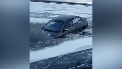 Видео, на котором нетрезвый водитель утопил свой автомобиль, появилось в сети