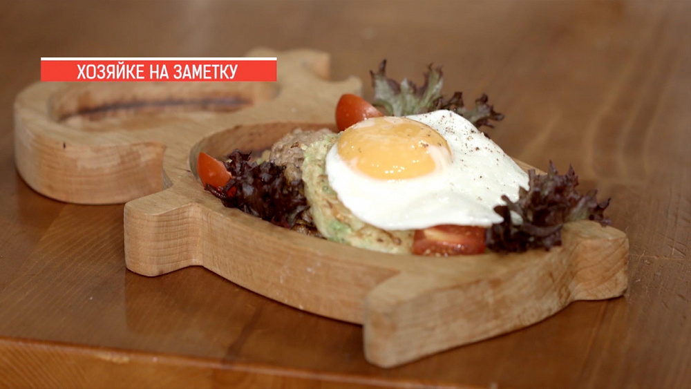 Бифштекс с жареным яйцом и драниками из кабачка
