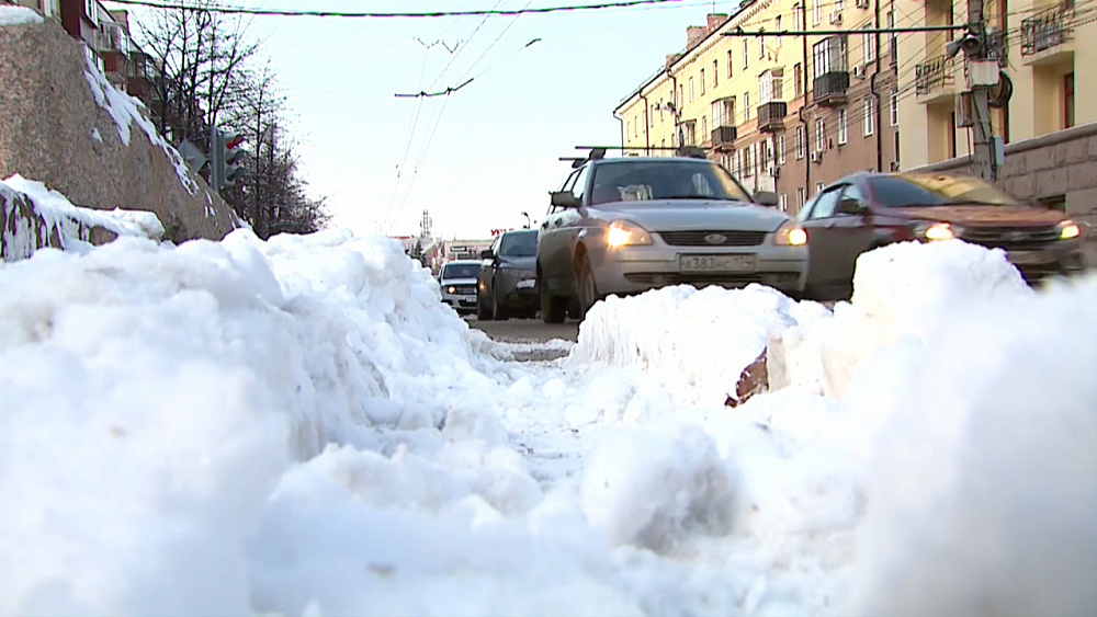 Не справились? Утром город встал в пробках из-за снега