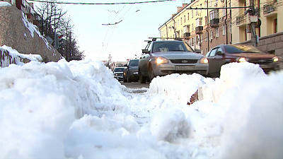 Не справились? Утром город встал в пробках из-за снега
