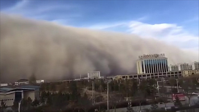 100-метровая песчаная «стена» накрыла китайскую провинцию