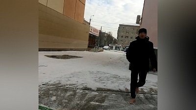 Босоногий мужчина, гуляющий по снегу, удивил жителей Копейска
