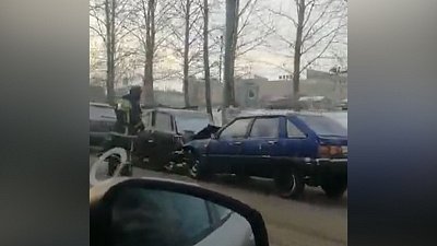 Челябинца зажало между автомобилями в результате тройного ДТП