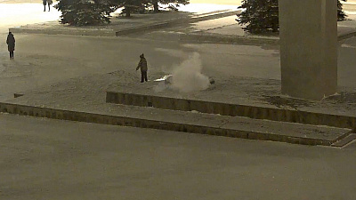 Ребенок в Нижнем Тагиле потушил Вечный огонь снегом. ВИДЕО