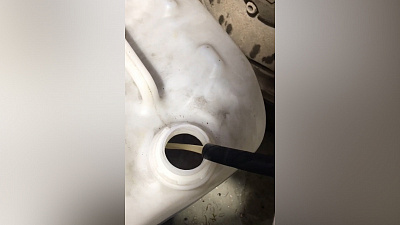 Мутный бензин с черным осадком купил автомобилист на трассе Челябинской области