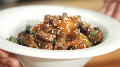 Говядина в тайском стиле с соевым соусом, кунжутным маслом и овощами