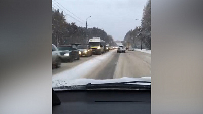 Челябинцы поделились кадрами пробок, вызванных непогодой