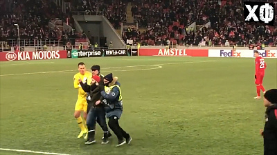 Фанат попытался напасть на капитана «Спартака» во время матча Лиги Европы