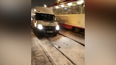 Маршрутка-«трамвай» шокировала местных жителей. ВИДЕО