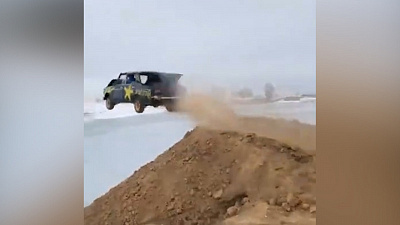 Проверку толщины льда скинутой с обрыва машиной сняли очевидцы