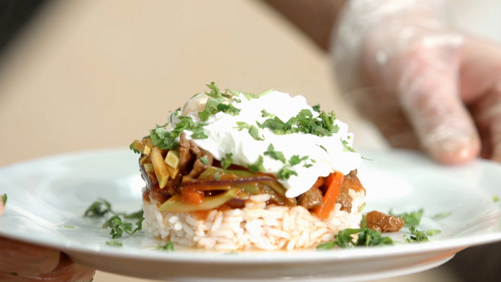 Говядина с овощами и яйцом пашот