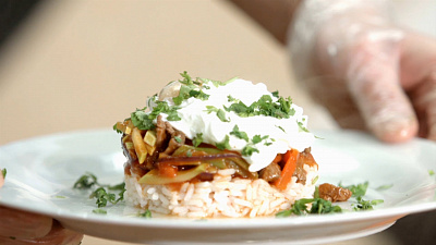 Говядина с овощами и яйцом пашот