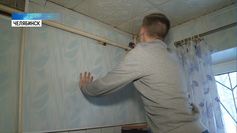 Волонтёры помогают инвалиду II группы с уборкой