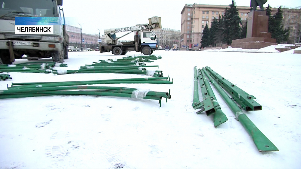 На площади начали устанавливать ёлку