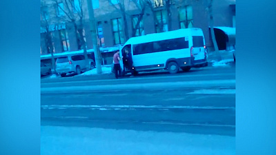 Переполох «по-гангстерски»: потасовка между маршрутчиками в центре Челябинска попала на видео