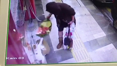 Неслыханная наглость: женщина отобрала у кошки одеяло на холодной улице 