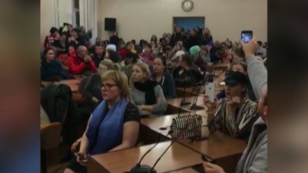 Горожане ворвались в мэрию